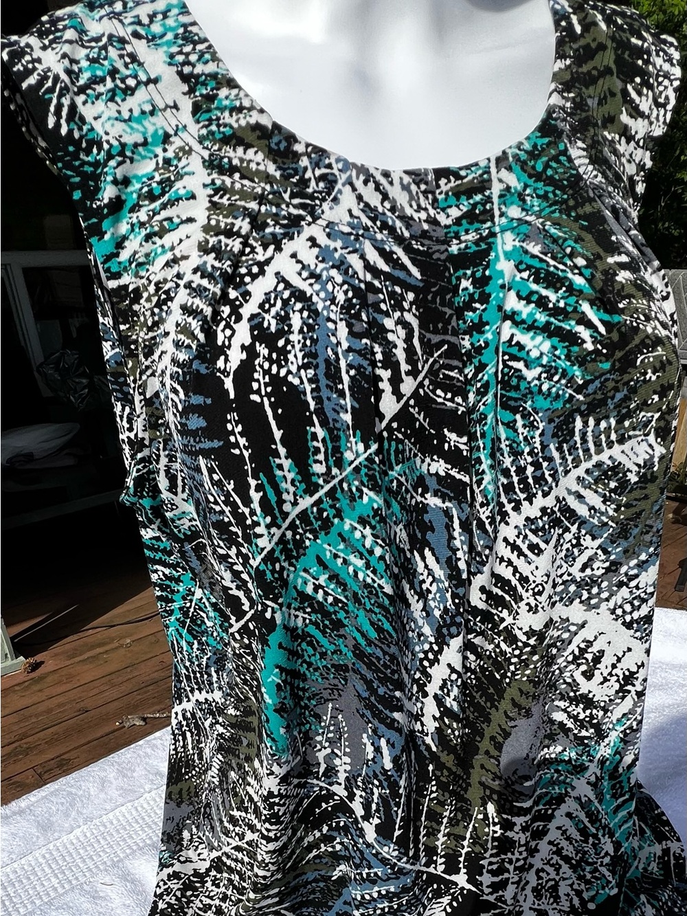 Jones Studio. Teal, Black & White Printed Tank. Size L.